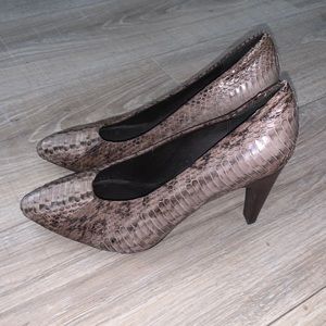 B Makowsky Misty brown snake skin leather heels